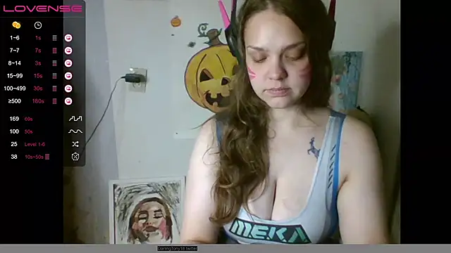 Darling_tony - show tities close to cam ^^