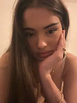MyaMore1 - Je doigte ma petite chatte de vierge