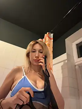Suyneslii - Boobs flash