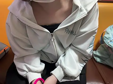 Naru-- - パーカーのチャックオープン･:*+.\(( °ω° ))/.:+