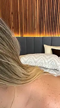 EmiilyAdams_ - SHOW AND SPIT ON MY BOOBS😊