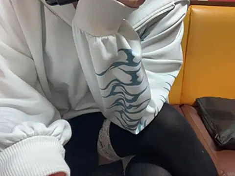 Naru-- - パーカーのチャックオープン･:*+.\(( °ω° ))/.:+