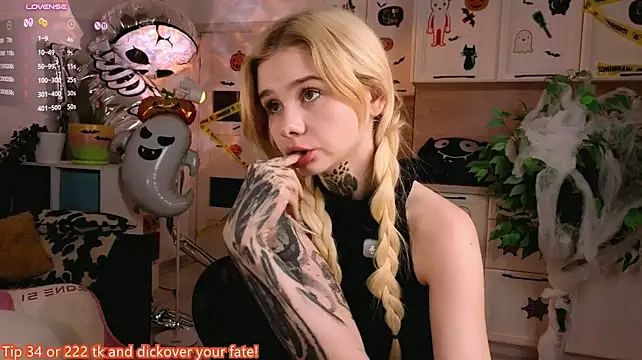 Britney_Lynch - pinching nipples