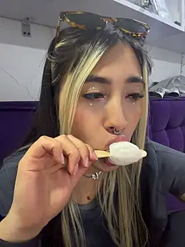 ManuelaVeeleez - Suck boobs friend
