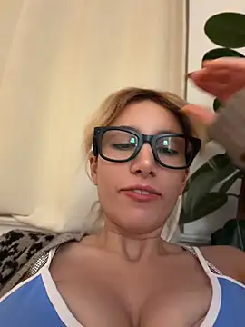 Suyneslii - Boobs flash