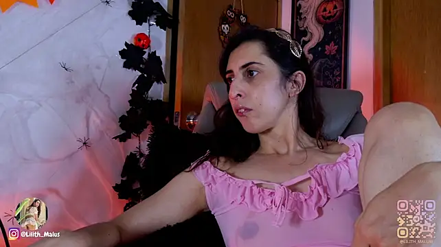 Lilith_malum - fingering pussy and feet
