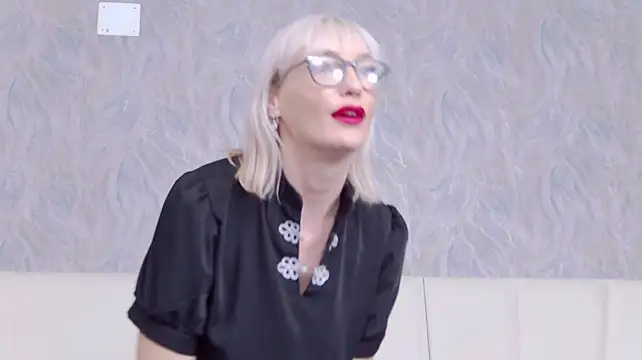 LoreneMoonlight - Bend me over and spank my ass👋🍑