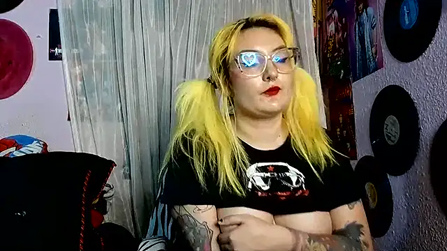 Avril_Maria - show boobs and spanks