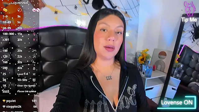 Camigp - Flash bare tits and squeeze them