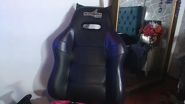 Skylagp - Flash bare tits and squeeze them