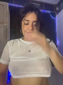 EmilyNoir1 - playing with saliva on my tits