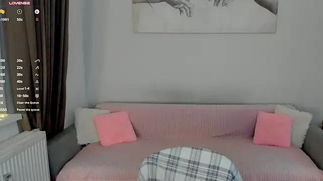 Crystal_lilith - tease you with my naked tits