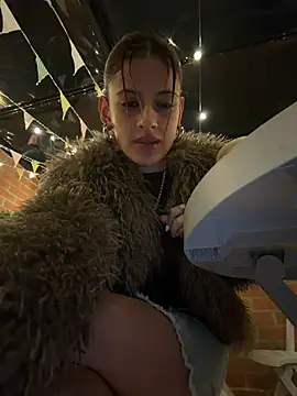 Alana15 - SKIRT OFF AND SQUIRT IN PUBLIC TICKETSHO