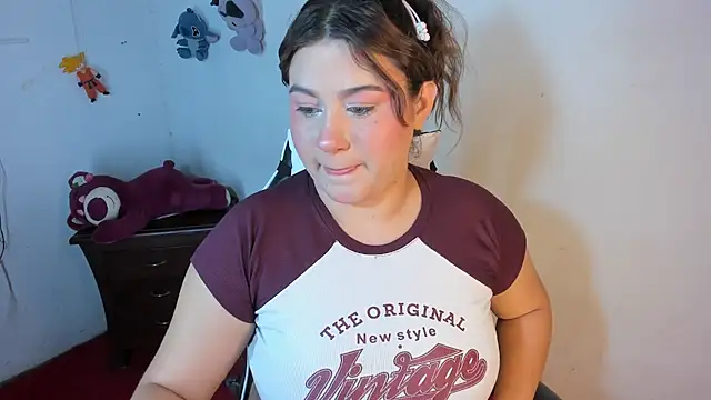 Lunaviee - shows off her big boobs