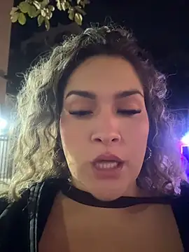 Sara_smiiith211 - wet my pussy in public