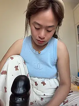 Saozi666 - 完成目标可选：挤奶水、口交黑鸡吧、黑鸡吧蹭B、双插票、喷水票、小粉M腿、骑乘视角
