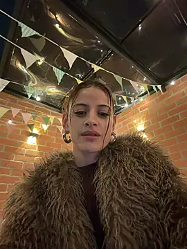 Alana15 - NAKED SQUIRT IN PUBLIC TICKETSHOW