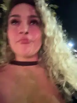 Sara_smiiith211 - Take off my bra in public