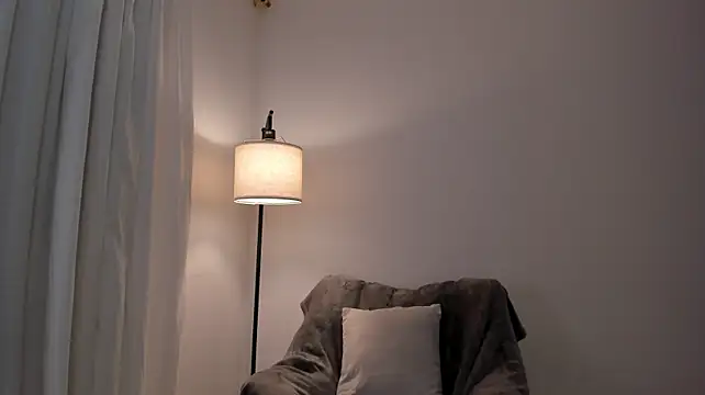 Mia_love__ - Take off top/Play nipple/Squezze