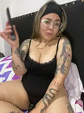 Lindalatina2001 - MONTAR DILDO DE FRENTE