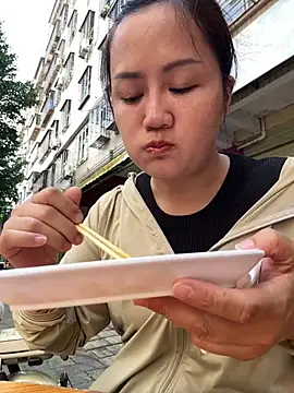 Amy1688 - 户外脱内裤M腿表演