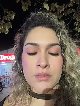 Sara_smiiith211 - Take off my bra in public