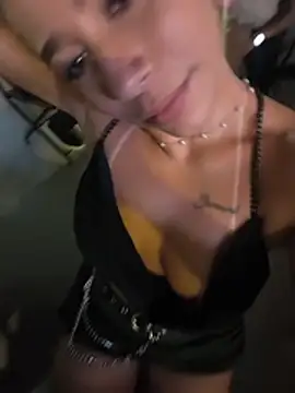 Vivianeleoa - Dedada no cuzinho 😈