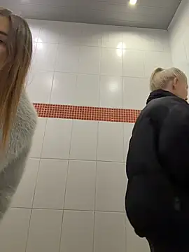 NewLale - Show tits