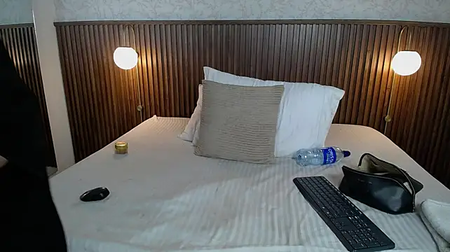 Ariana_Wayne - oil on my pussy and tits