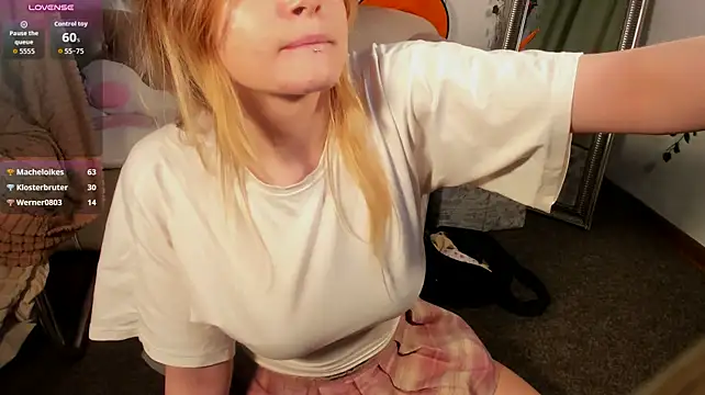 Ivy_Pierce - suck finger with eyes contact