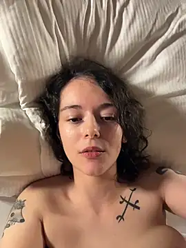 DominanteBeauty - Bodylotion auf Boobs