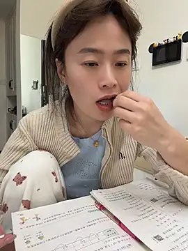 Saozi666 - 完成目标可选：挤奶水、口交黑鸡吧、黑鸡吧蹭B、双插票、喷水票、小粉M腿、骑乘视角