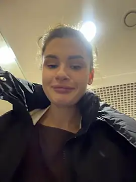 MiraReach - Sit on face + 2 finger in pussy 👅