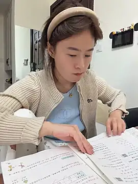 Saozi666 - 完成目标可选：挤奶水、口交黑鸡吧、黑鸡吧蹭B、双插票、喷水票、小粉M腿、骑乘视角