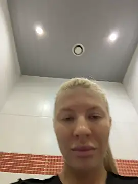NewLale - Show tits