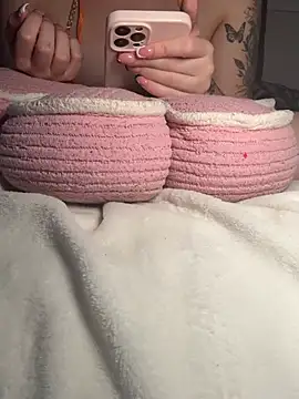 Femmefatalebabe - Naked pussy play