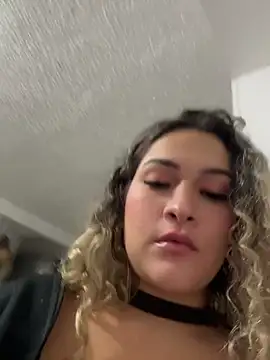 Sara_smiiith211 - oil on my breasts in public