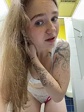 RussianWoman - put phone under top for show boobs