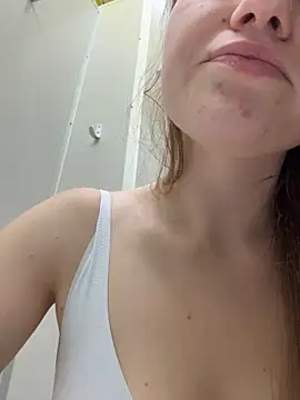RussianWoman - put phone under top for show boobs