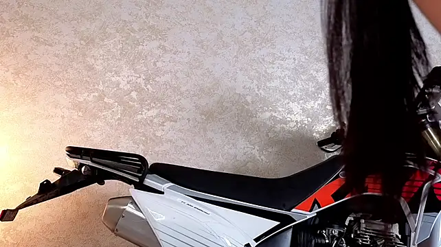 Elizabethpauline - Rub wet pussy on a motorcycle+moan