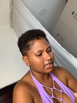 Madelltheebony - Massage my boobs with oil