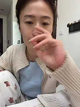 Saozi666 - 完成目标可选：挤奶水、口交黑鸡吧、黑鸡吧蹭B、双插票、喷水票、小粉M腿、骑乘视角
