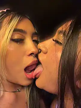 ManuelaVeeleez - Kiss with my friend