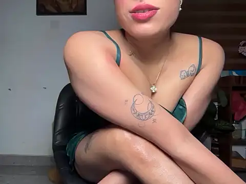 LucytheDevilQueen - 5 fingers in ass, squirt show