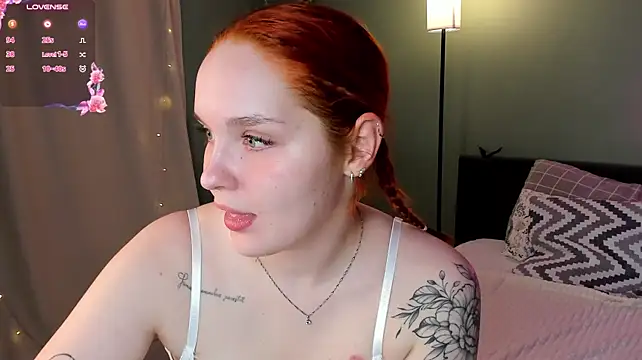 Margo_Blaze - pinch nipples to make hard