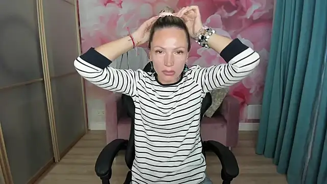 AlinaMoor - I'll play with the pussy