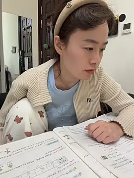 Saozi666 - 完成目标可选：挤奶水、口交黑鸡吧、黑鸡吧蹭B、双插票、喷水票、小粉M腿、骑乘视角