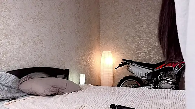 Elizabethpauline - Rub wet pussy on a motorcycle+moan