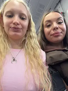 Elfi_InPublic - Amelia pinch nipples Elfi under top in🚌