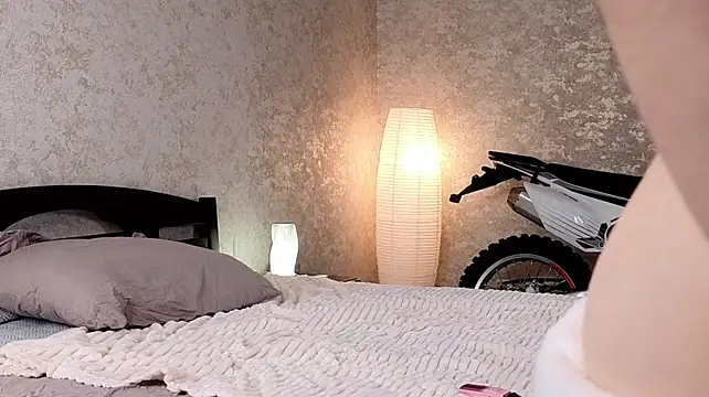 Elizabethpauline - Rub wet pussy on a motorcycle+moan